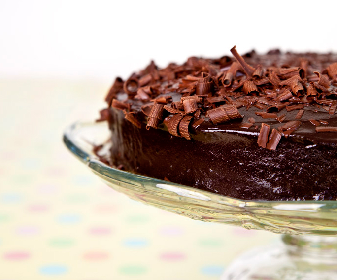 עוגת שוקולד טבעונית בזיגוג קרם שוקולד וגילופי שוקולד מריר מעל